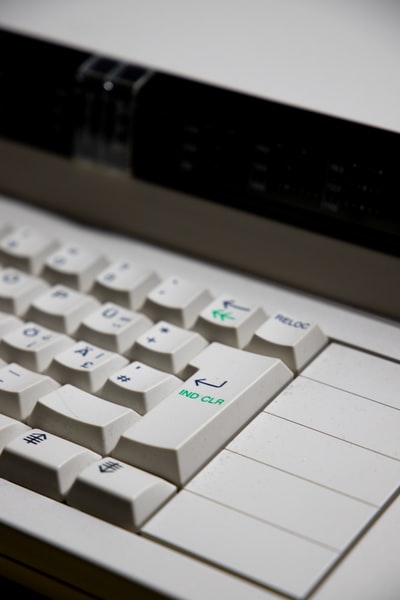 灰色表面上的白色计算机键盘